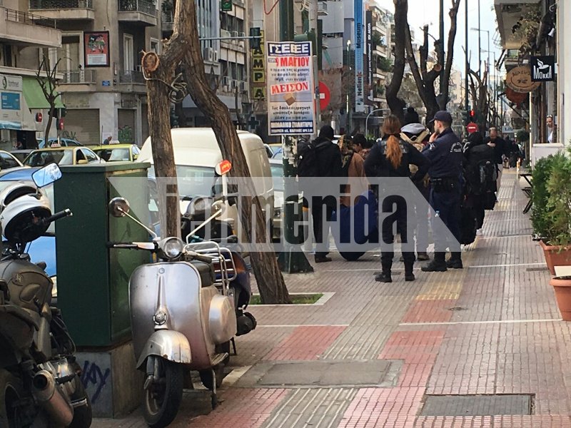 Ερημη η Βικτωρίας, έφυγαν όλοι οι μετανάστες -«Η πλατεία πλένεται με σαπούνι -Προσοχή μην γλιστρήσετε» [εικόνες] | iefimerida.gr 3