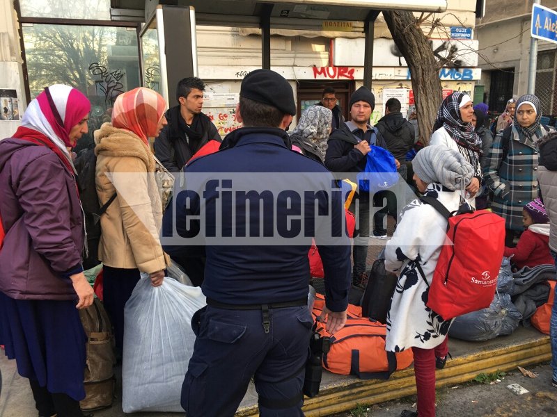 Ερημη η Βικτωρίας, έφυγαν όλοι οι μετανάστες -«Η πλατεία πλένεται με σαπούνι -Προσοχή μην γλιστρήσετε» [εικόνες] | iefimerida.gr 5