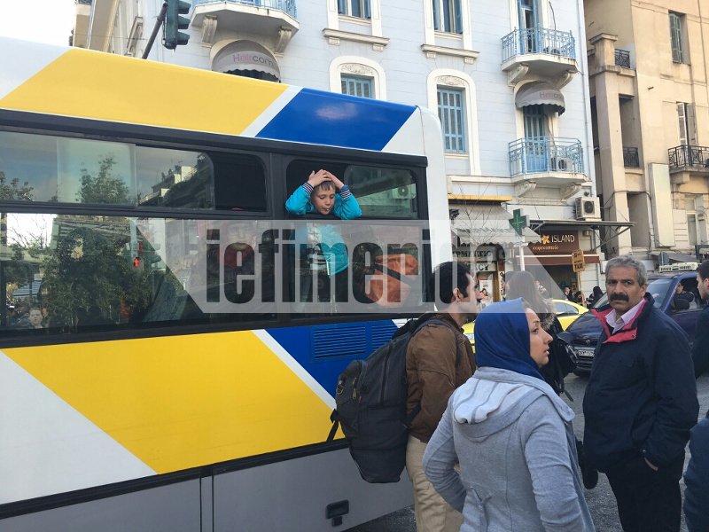 Ερημη η Βικτωρίας, έφυγαν όλοι οι μετανάστες -«Η πλατεία πλένεται με σαπούνι -Προσοχή μην γλιστρήσετε» [εικόνες] | iefimerida.gr 6