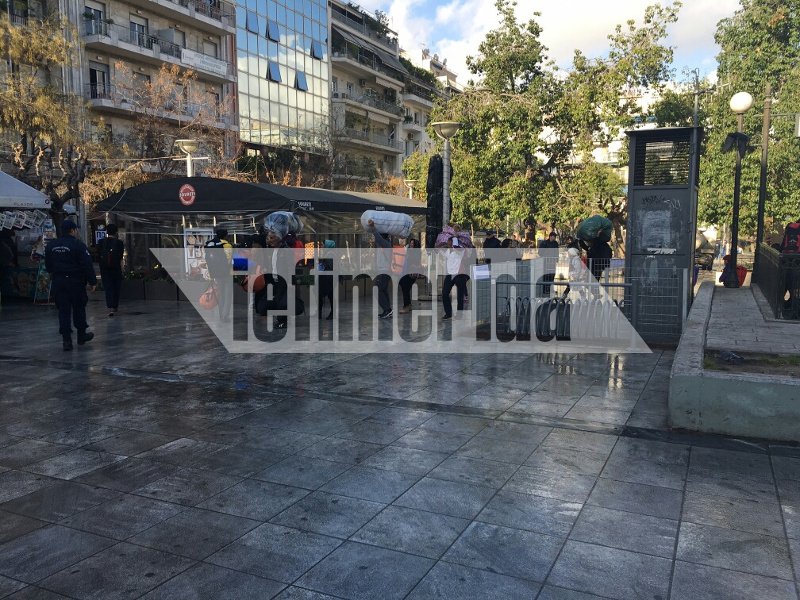 Ερημη η Βικτωρίας, έφυγαν όλοι οι μετανάστες -«Η πλατεία πλένεται με σαπούνι -Προσοχή μην γλιστρήσετε» [εικόνες] | iefimerida.gr 7