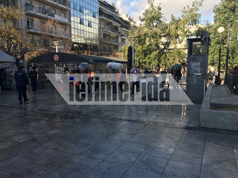 Ερημη η Βικτωρίας, έφυγαν όλοι οι μετανάστες -«Η πλατεία πλένεται με σαπούνι -Προσοχή μην γλιστρήσετε» [εικόνες] | iefimerida.gr 8