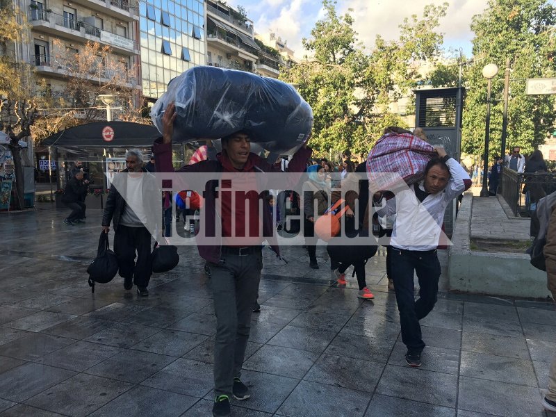 Ερημη η Βικτωρίας, έφυγαν όλοι οι μετανάστες -«Η πλατεία πλένεται με σαπούνι -Προσοχή μην γλιστρήσετε» [εικόνες] | iefimerida.gr 9