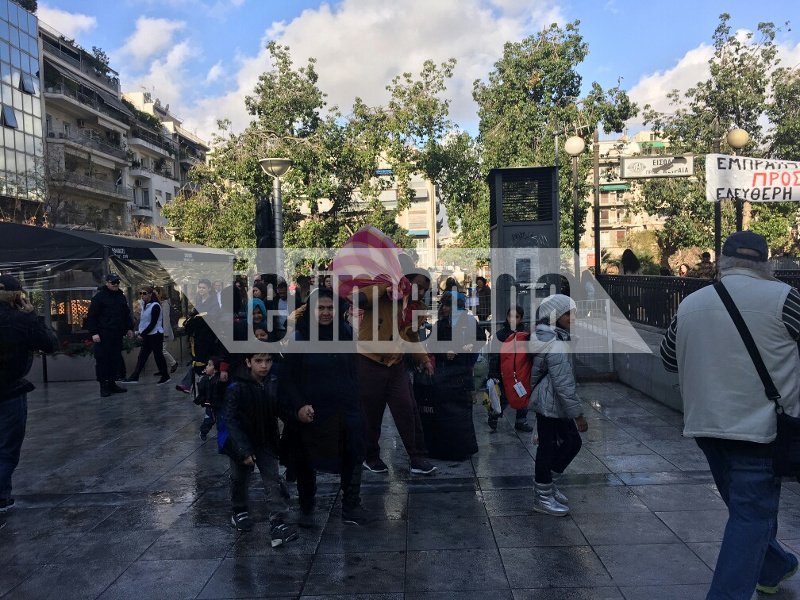 Ερημη η Βικτωρίας, έφυγαν όλοι οι μετανάστες -«Η πλατεία πλένεται με σαπούνι -Προσοχή μην γλιστρήσετε» [εικόνες] | iefimerida.gr 10