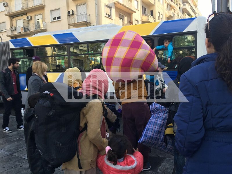 Ερημη η Βικτωρίας, έφυγαν όλοι οι μετανάστες -«Η πλατεία πλένεται με σαπούνι -Προσοχή μην γλιστρήσετε» [εικόνες] | iefimerida.gr 11