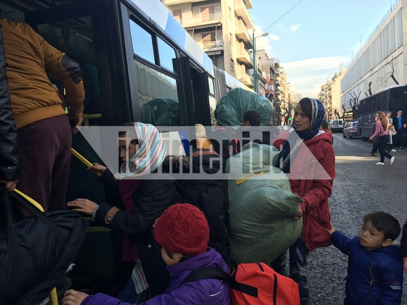 Ερημη η Βικτωρίας, έφυγαν όλοι οι μετανάστες -«Η πλατεία πλένεται με σαπούνι -Προσοχή μην γλιστρήσετε» [εικόνες] | iefimerida.gr 12