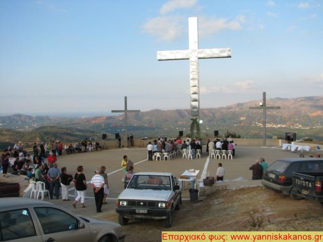 Θυελλώδεις άνεμοι έριξαν τον τεράστιο μεταλλικό Σταυρό στον Σκινέ Χανίων [εικόνες] | iefimerida.gr 0