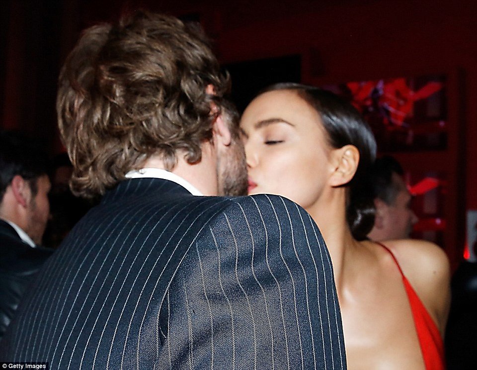 Φωτιά στα κόκκινα η Ιρίνα Σάικ -Με μίνι κόκκινο φόρεμα στην αγκαλιά του Μπράντλεϊ Κούπερ [εικόνες] | iefimerida.gr 4