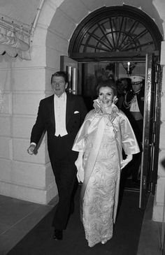 Νάνσι Ρίγκαν: Το αξεπέραστο στιλ της και ο αγαπημένος της Ελληνας σχεδιαστής [εικόνες] | iefimerida.gr 7