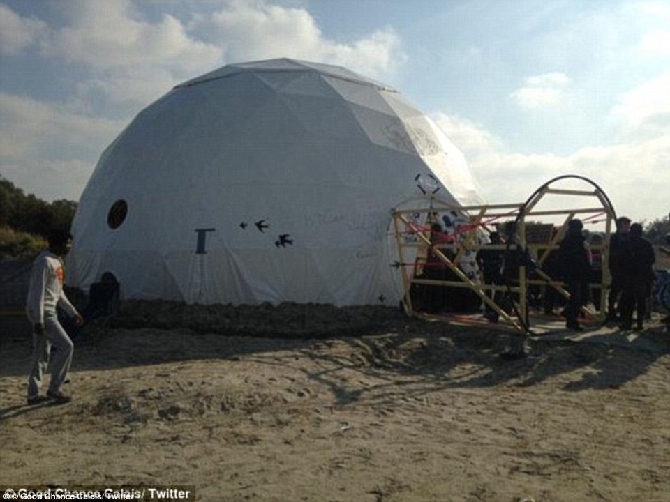 Οι γαλλικές αρχές ισοπέδωσαν τη Ζούγκλα του Καλαί -Γυμνή γη εκεί που ζούσαν 6.000 μετανάστες [εικόνες] | iefimerida.gr 4