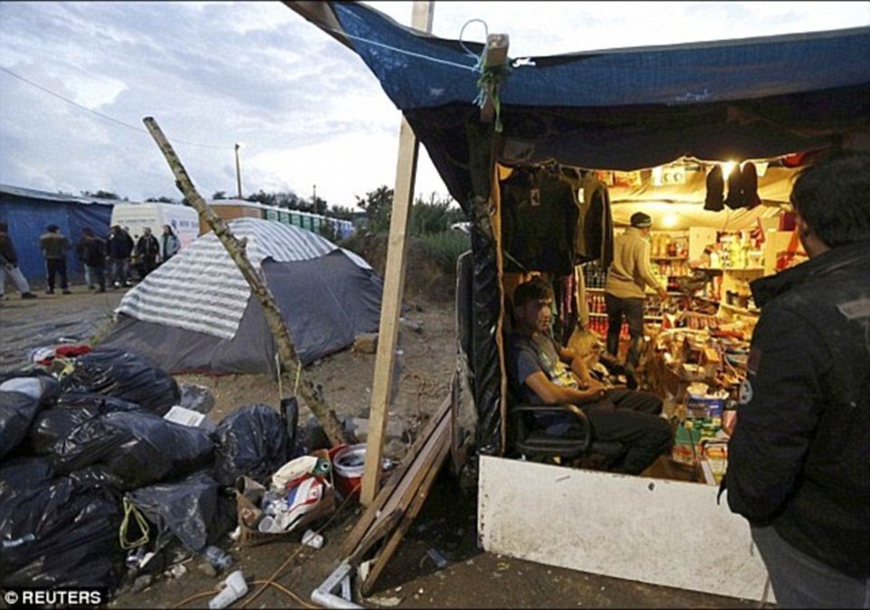 Οι γαλλικές αρχές ισοπέδωσαν τη Ζούγκλα του Καλαί -Γυμνή γη εκεί που ζούσαν 6.000 μετανάστες [εικόνες] | iefimerida.gr 3