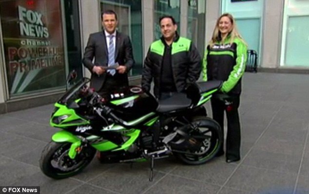 Παραλίγο θύμα κλοπής στη μέση του δρόμου – Μεγάλη εταιρεία του έκανε δώρο νέα μηχανή [βίντεο] | iefimerida.gr 1