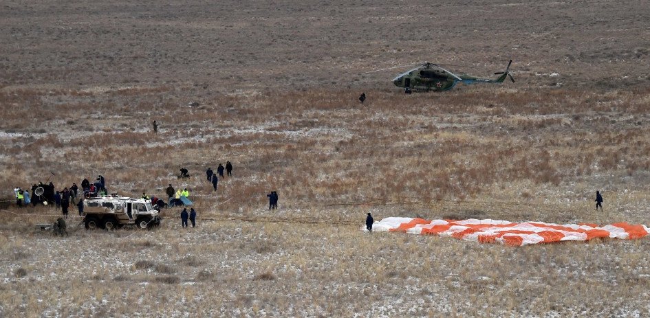 Μετά από 340 ημέρες στο διάστημα, ο αστροναύτης Σκοτ Κέλι πάτησε το πόδι του στην Γη [εικόνες & βίντεο] | iefimerida.gr 0