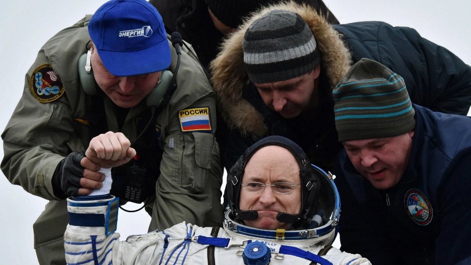 Μετά από 340 ημέρες στο διάστημα, ο αστροναύτης Σκοτ Κέλι πάτησε το πόδι του στην Γη [εικόνες & βίντεο] | iefimerida.gr 1