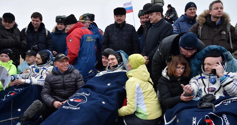 Μετά από 340 ημέρες στο διάστημα, ο αστροναύτης Σκοτ Κέλι πάτησε το πόδι του στην Γη [εικόνες & βίντεο] | iefimerida.gr 2