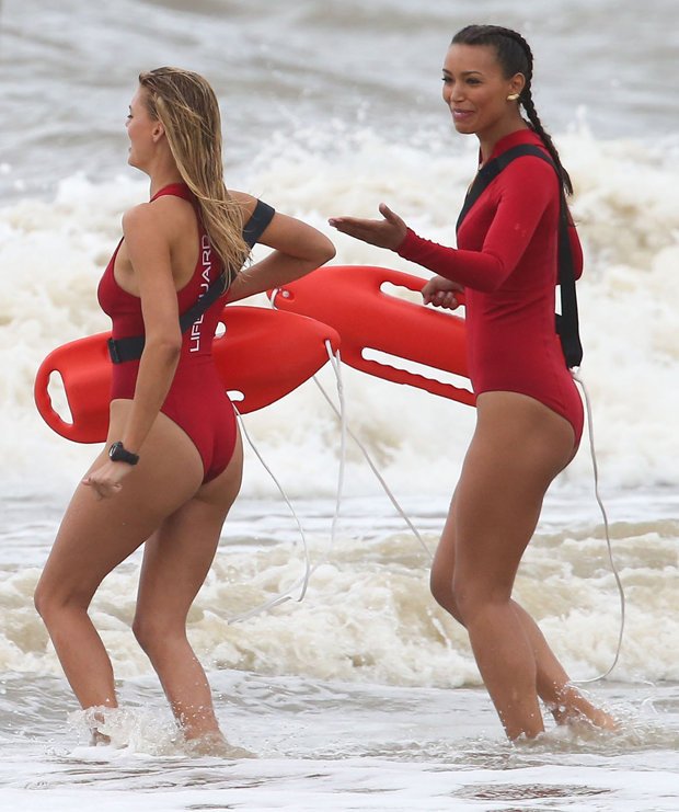 Η «νέα Πάμελα Αντερσον» κόβει την ανάσα με το κόκκινο μαγιό της [εικόνες] | iefimerida.gr 4