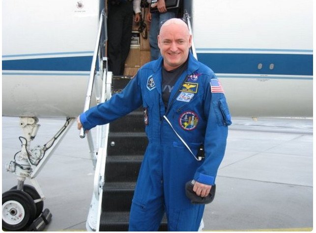 Μετά από 340 ημέρες στο διάστημα, ο αστροναύτης Σκοτ Κέλι πάτησε το πόδι του στην Γη [εικόνες & βίντεο] | iefimerida.gr 8