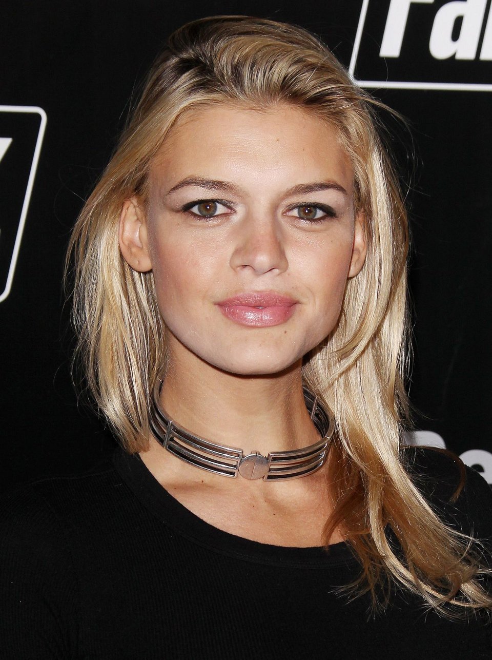 Η «νέα Πάμελα Αντερσον» κόβει την ανάσα με το κόκκινο μαγιό της [εικόνες] | iefimerida.gr 6