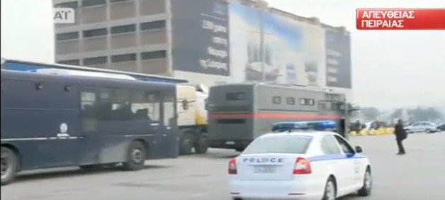 Η κυβέρνηση αλλάζει στάση: 150 μετανάστες με χειροπέδες από τη Μυτιλήνη στον Πειραιά | iefimerida.gr 0