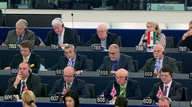 Απίστευτο: Ο Σουλτς πέταξε έξω από συνεδρίαση του Ευρωκοινοβουλίου ευρωβουλευτή της ΧΑ - «Αυτά σε εμένα δεν περνάνε» [βίντεο] | iefimerida.gr 1