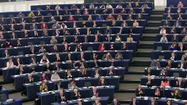 Απίστευτο: Ο Σουλτς πέταξε έξω από συνεδρίαση του Ευρωκοινοβουλίου ευρωβουλευτή της ΧΑ - «Αυτά σε εμένα δεν περνάνε» [βίντεο] | iefimerida.gr 2