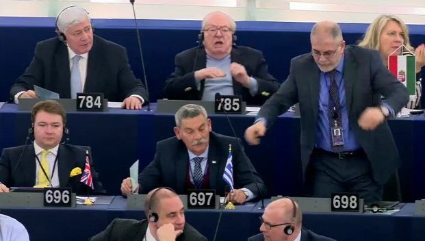 Απίστευτο: Ο Σουλτς πέταξε έξω από συνεδρίαση του Ευρωκοινοβουλίου ευρωβουλευτή της ΧΑ - «Αυτά σε εμένα δεν περνάνε» [βίντεο] | iefimerida.gr 3