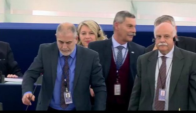 Απίστευτο: Ο Σουλτς πέταξε έξω από συνεδρίαση του Ευρωκοινοβουλίου ευρωβουλευτή της ΧΑ - «Αυτά σε εμένα δεν περνάνε» [βίντεο] | iefimerida.gr 5