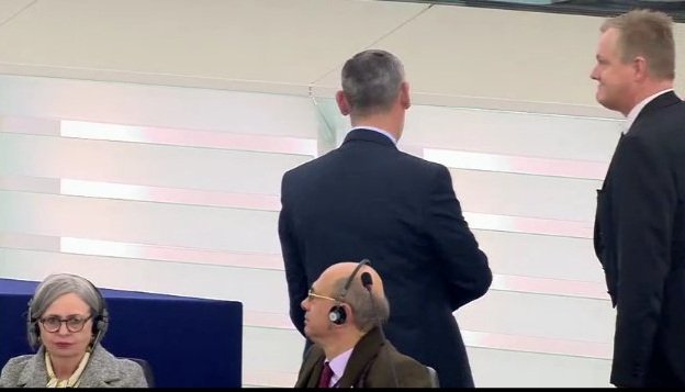 Απίστευτο: Ο Σουλτς πέταξε έξω από συνεδρίαση του Ευρωκοινοβουλίου ευρωβουλευτή της ΧΑ - «Αυτά σε εμένα δεν περνάνε» [βίντεο] | iefimerida.gr 6