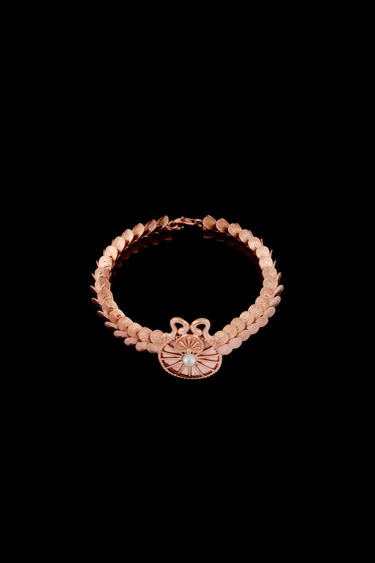 Σοφία Κοκοσαλάκη, η σχεδιάστρια που έκανε μόδα το αρχαιοελληνικό στιλ -Τώρα φτιάχνει και κοσμήματα [εικόνες] | iefimerida.gr 18