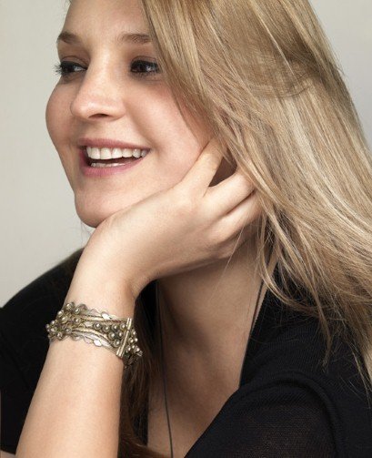 Σοφία Κοκοσαλάκη, η σχεδιάστρια που έκανε μόδα το αρχαιοελληνικό στιλ -Τώρα φτιάχνει και κοσμήματα [εικόνες] | iefimerida.gr 0