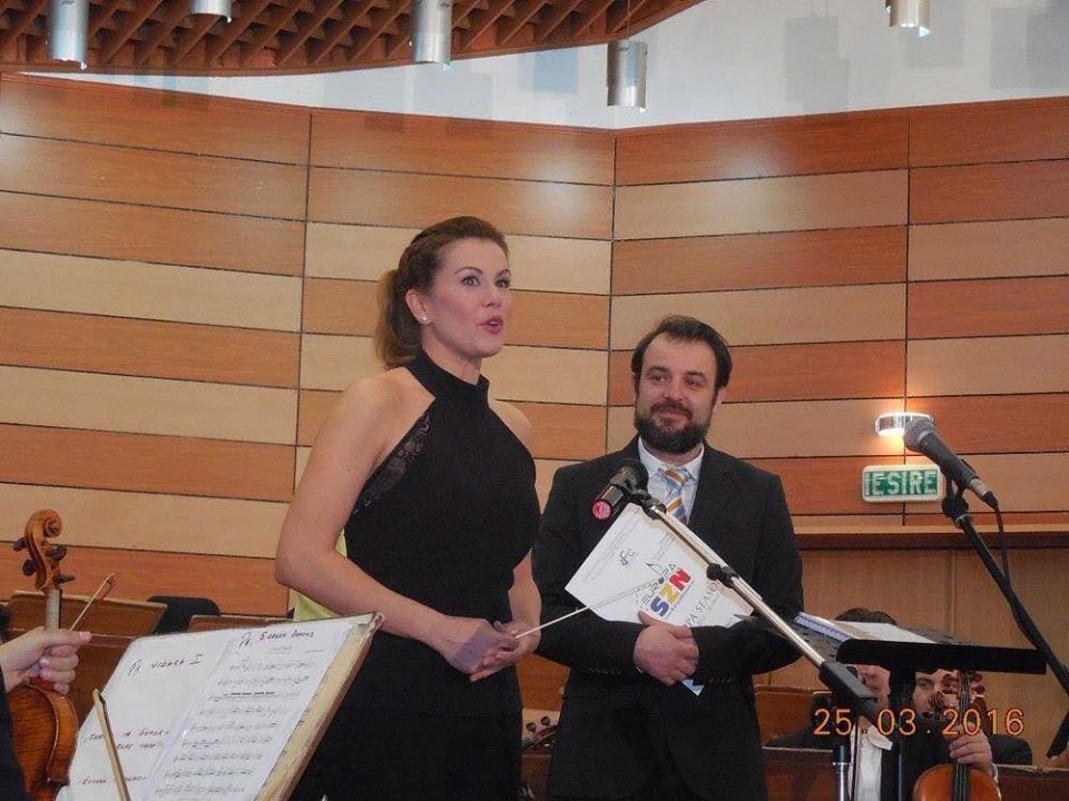 Διευθύντρια ορχήστρας σε κοντσέρτο στη Ρουμανία η Ευγενία Μανωλίδου [εικόνες]  | iefimerida.gr 1