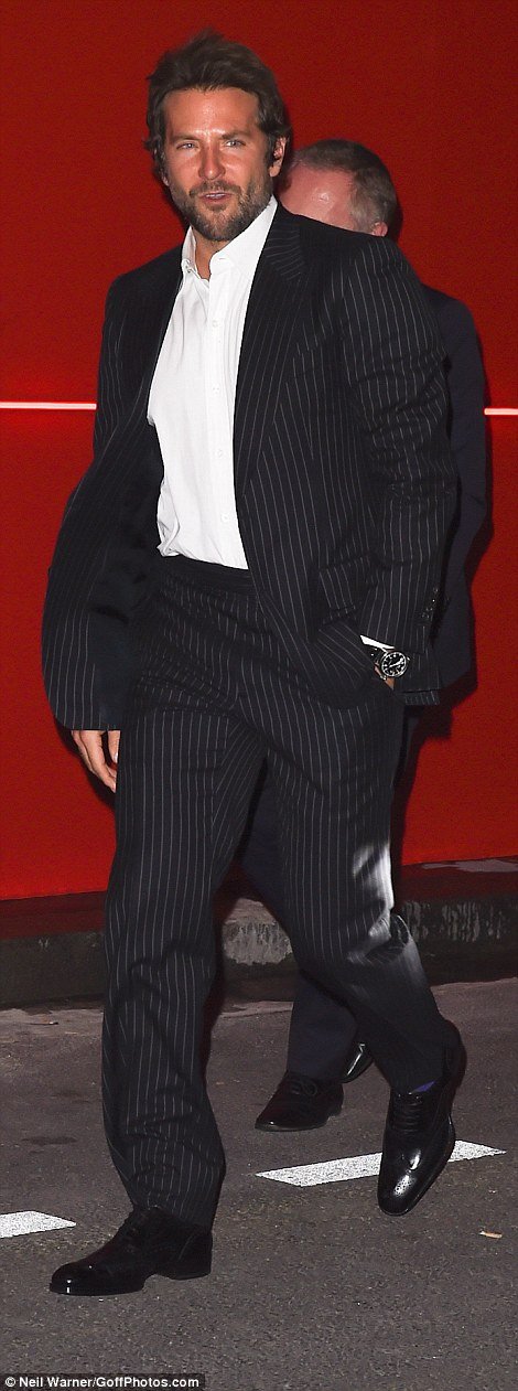 Φωτιά στα κόκκινα η Ιρίνα Σάικ -Με μίνι κόκκινο φόρεμα στην αγκαλιά του Μπράντλεϊ Κούπερ [εικόνες] | iefimerida.gr 1