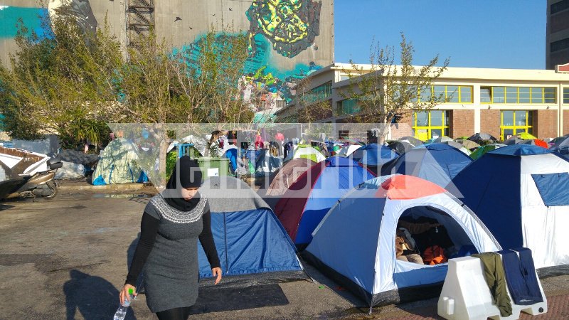 Ο Πειραιάς έγινε το λιμάνι των αντιθέσεων -Σκηνές προσφύγων με φόντο τα κρουαζιερόπλοια με τους χιλιάδες τουρίστες [εικόνες] | iefimerida.gr 1