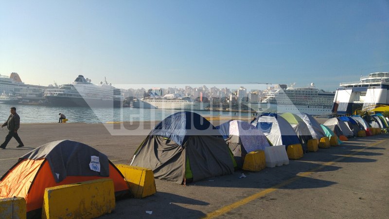 Ο Πειραιάς έγινε το λιμάνι των αντιθέσεων -Σκηνές προσφύγων με φόντο τα κρουαζιερόπλοια με τους χιλιάδες τουρίστες [εικόνες] | iefimerida.gr 2