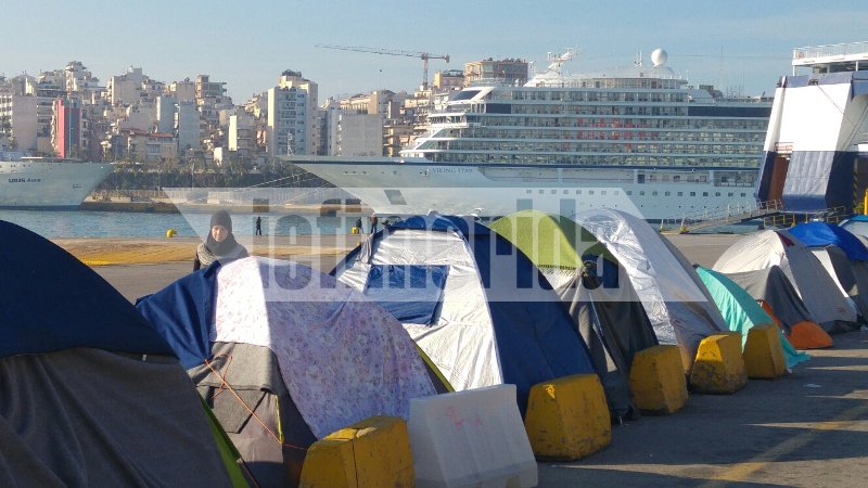 Ο Πειραιάς έγινε το λιμάνι των αντιθέσεων -Σκηνές προσφύγων με φόντο τα κρουαζιερόπλοια με τους χιλιάδες τουρίστες [εικόνες] | iefimerida.gr 0
