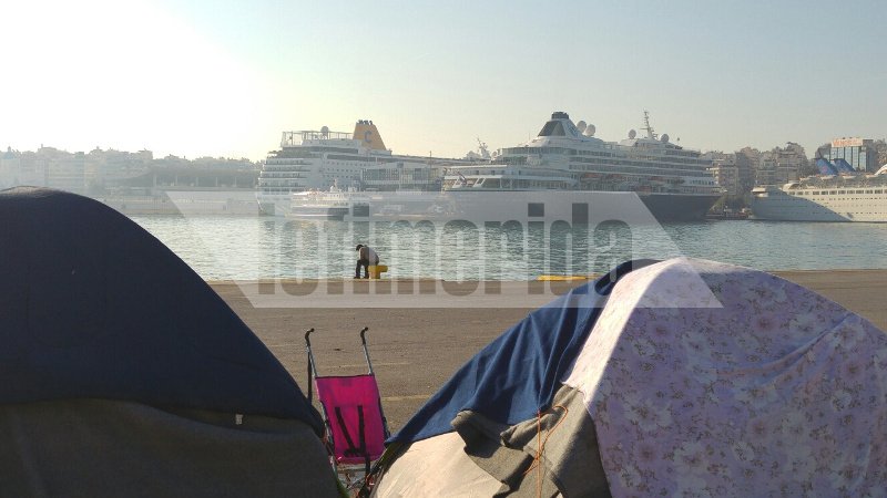 Ο Πειραιάς έγινε το λιμάνι των αντιθέσεων -Σκηνές προσφύγων με φόντο τα κρουαζιερόπλοια με τους χιλιάδες τουρίστες [εικόνες] | iefimerida.gr 3