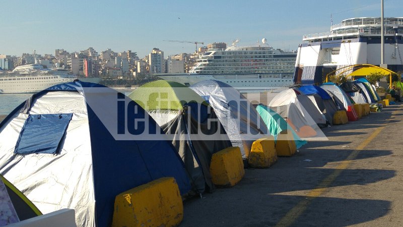 Ο Πειραιάς έγινε το λιμάνι των αντιθέσεων -Σκηνές προσφύγων με φόντο τα κρουαζιερόπλοια με τους χιλιάδες τουρίστες [εικόνες] | iefimerida.gr 4