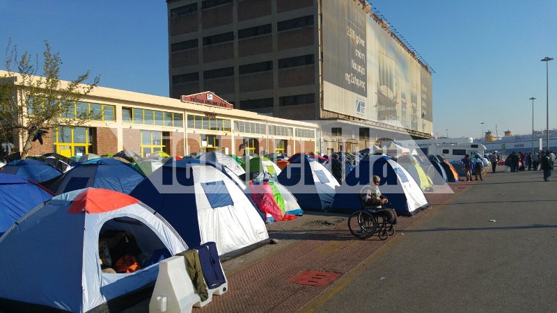 Ο Πειραιάς έγινε το λιμάνι των αντιθέσεων -Σκηνές προσφύγων με φόντο τα κρουαζιερόπλοια με τους χιλιάδες τουρίστες [εικόνες] | iefimerida.gr 5