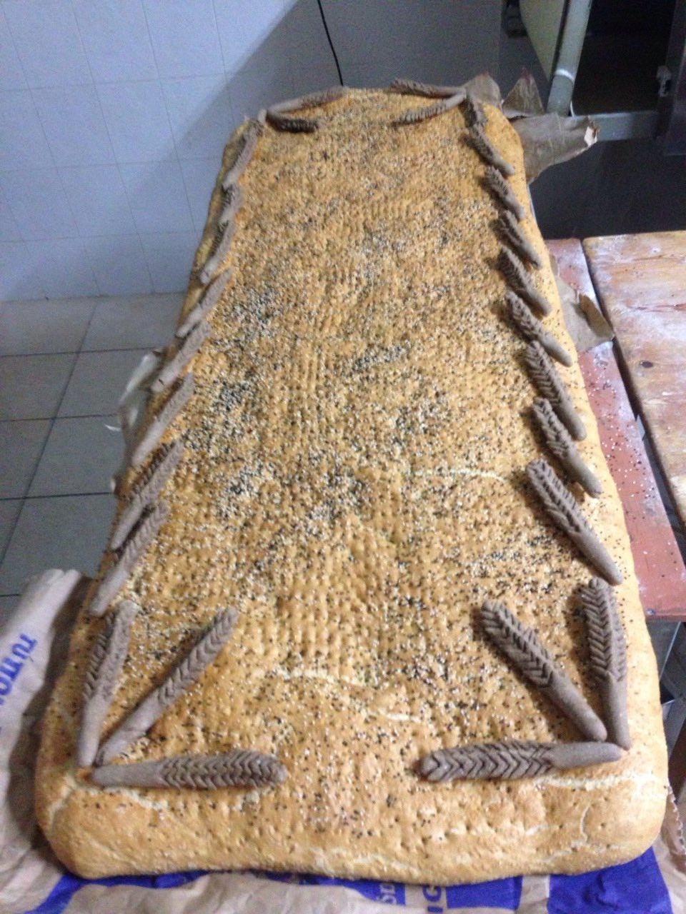 Φούρνος στην Ιεράπετρα έφτιαξε λαγάνα-γίγαντα [εικόνες] | iefimerida.gr 1