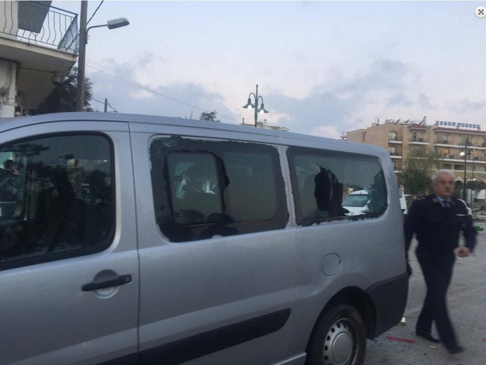 «Γυαλιά-καρφιά» τα έκαναν στη Λευκάδα οπαδοί Ολυμπιακού και Παναθηναϊκού [εικόνες] | iefimerida.gr 1