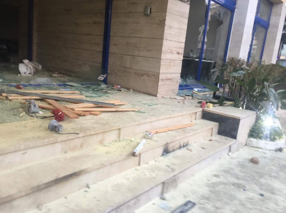 «Γυαλιά-καρφιά» τα έκαναν στη Λευκάδα οπαδοί Ολυμπιακού και Παναθηναϊκού [εικόνες] | iefimerida.gr 2