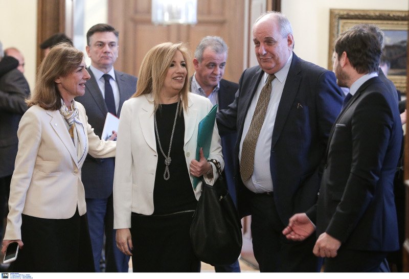 Λώρα Μολυβιάτη: Ποια είναι η κομψή κυρία με το λευκό σακάκι που υποδέχεται τους αρχηγούς στο προεδρικό [εικόνες] | iefimerida.gr 0