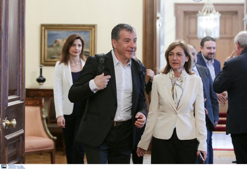 Λώρα Μολυβιάτη: Ποια είναι η κομψή κυρία με το λευκό σακάκι που υποδέχεται τους αρχηγούς στο προεδρικό [εικόνες] | iefimerida.gr 1