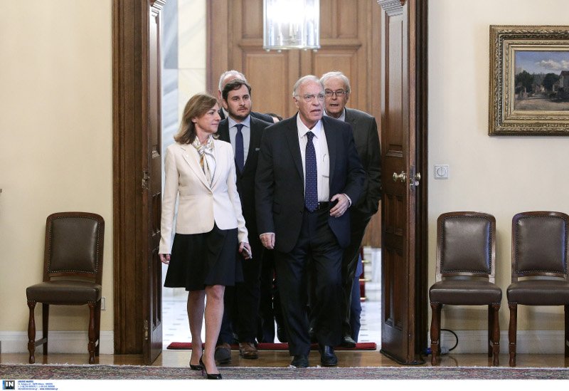 Λώρα Μολυβιάτη: Ποια είναι η κομψή κυρία με το λευκό σακάκι που υποδέχεται τους αρχηγούς στο προεδρικό [εικόνες] | iefimerida.gr 3