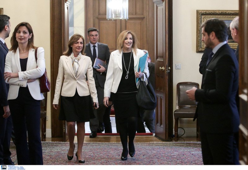 Λώρα Μολυβιάτη: Ποια είναι η κομψή κυρία με το λευκό σακάκι που υποδέχεται τους αρχηγούς στο προεδρικό [εικόνες] | iefimerida.gr 4