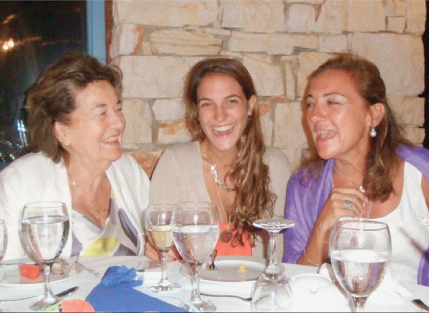 Λώρα Μολυβιάτη: Ποια είναι η κομψή κυρία με το λευκό σακάκι που υποδέχεται τους αρχηγούς στο προεδρικό [εικόνες] | iefimerida.gr 6