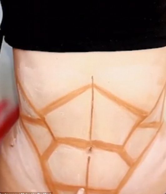 Απίστευτη μακιγιέζ – Δημιουργεί six pack μόνο με κονσίλερ [εικόνες & βίντεο] | iefimerida.gr 0