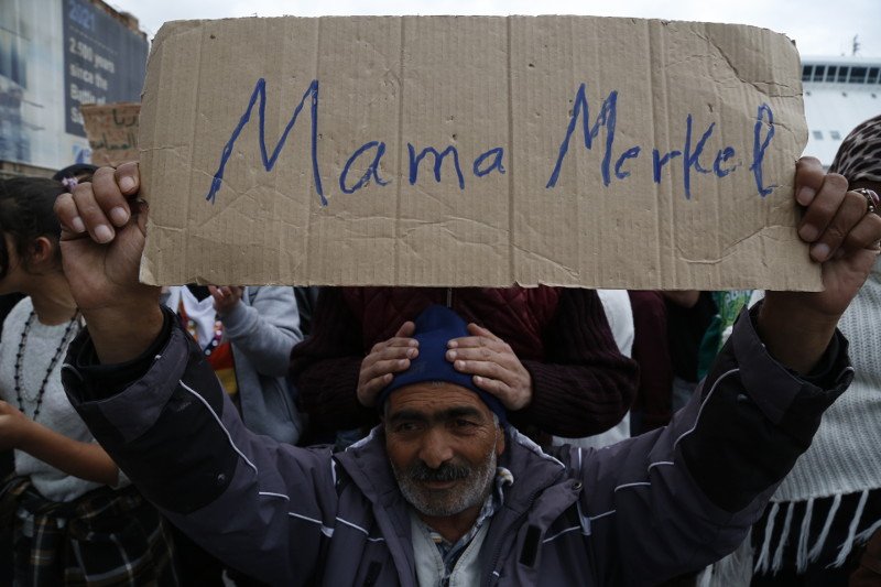 «Mama Merkel» βοήθησέ μας, φώναζαν οι πρόσφυγες στον Πειραιά -Νέα διαμαρτυρία στο λιμάνι [εικόνες] | iefimerida.gr 0