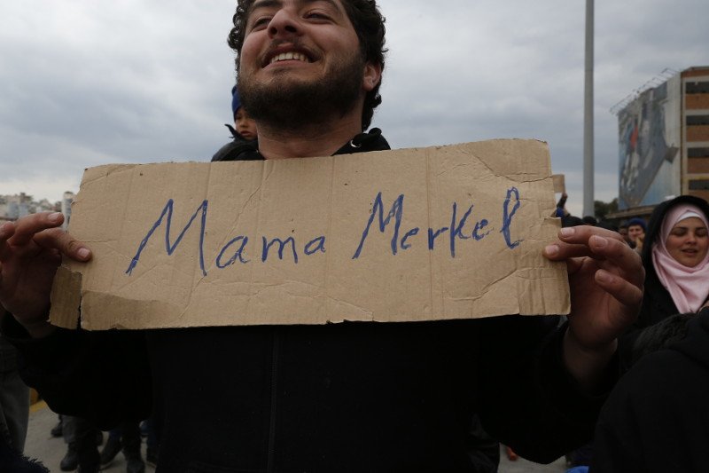 «Mama Merkel» βοήθησέ μας, φώναζαν οι πρόσφυγες στον Πειραιά -Νέα διαμαρτυρία στο λιμάνι [εικόνες] | iefimerida.gr 2