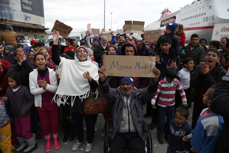 «Mama Merkel» βοήθησέ μας, φώναζαν οι πρόσφυγες στον Πειραιά -Νέα διαμαρτυρία στο λιμάνι [εικόνες] | iefimerida.gr 3
