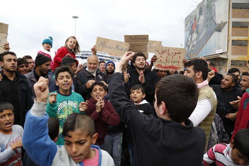 «Mama Merkel» βοήθησέ μας, φώναζαν οι πρόσφυγες στον Πειραιά -Νέα διαμαρτυρία στο λιμάνι [εικόνες] | iefimerida.gr 4